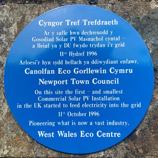 Wind & Sun's pioneering installation of “UK’s smallest power station” acknowledged with a Blue Plaque