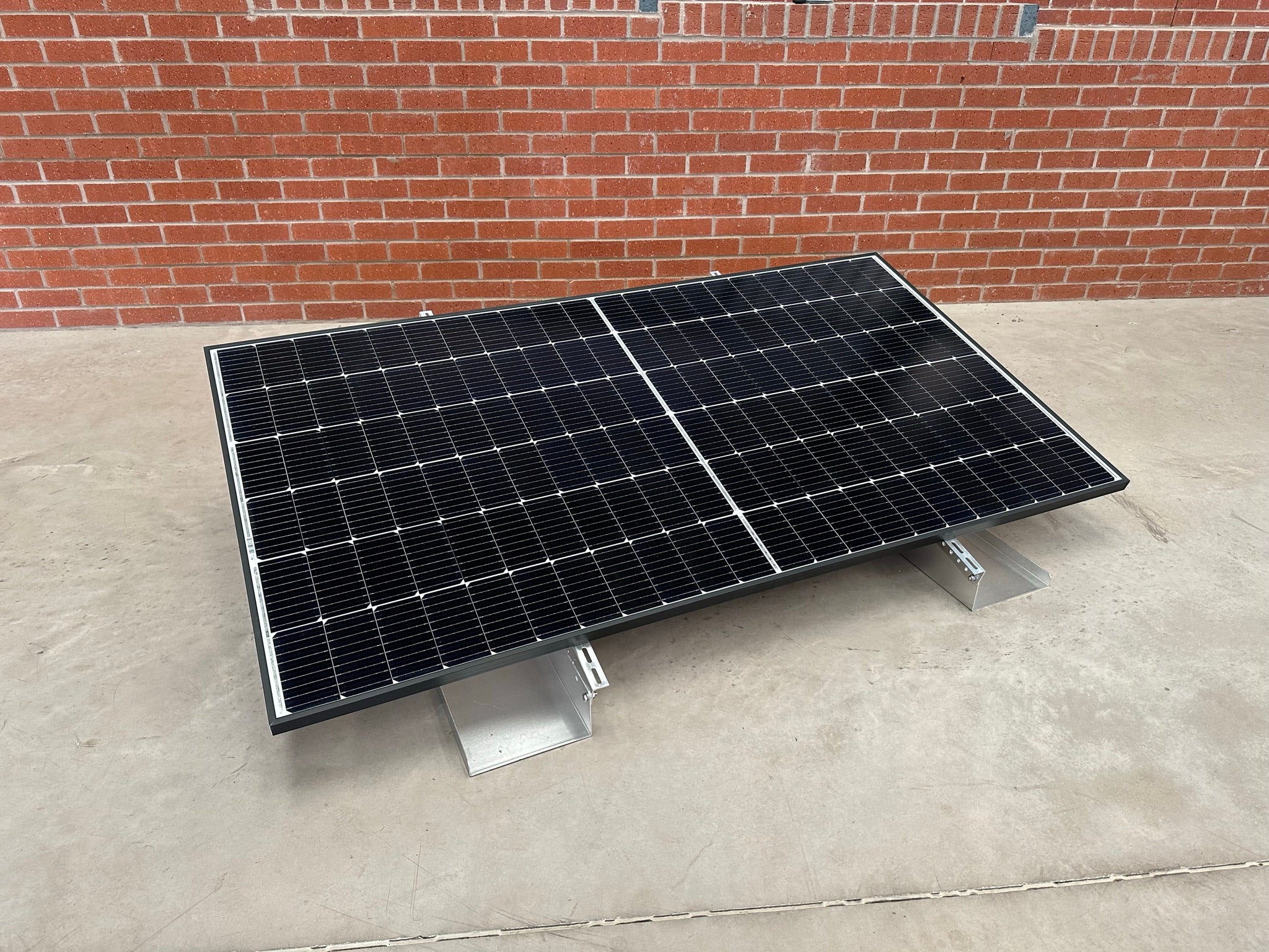 R-Type Flat Roof Mount – Wind & Sun